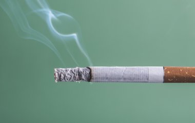 Sigara dumanı ile yanan