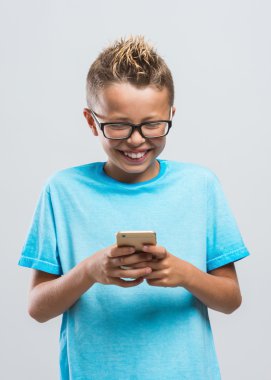 Çocuk akıllı telefonuyla oynarken