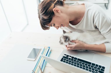 kadın onu kedi sarılma