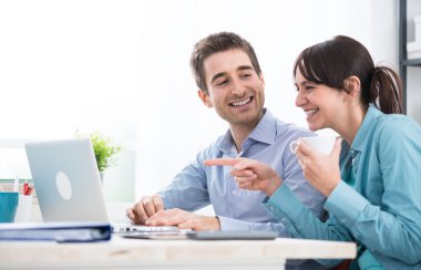 Genç çift evde dinleniyor.