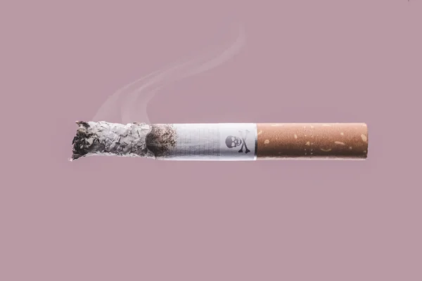 Cigarette avec crâne et os symbole — Photo