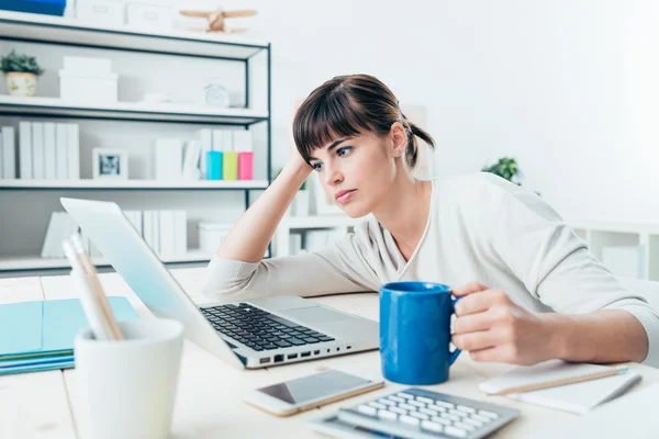 Mujer trabajando en el escritorio de oficina — Foto de Stock