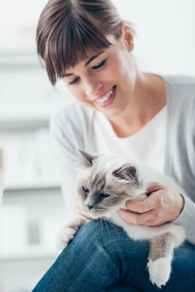 그녀의 고양이 껴 안고 웃는 여자 — 스톡 사진