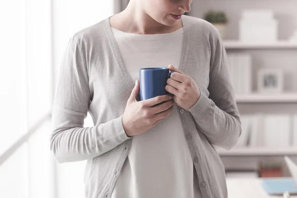 Vrouw ontspannen en hebben een koffiepauze — Stockfoto