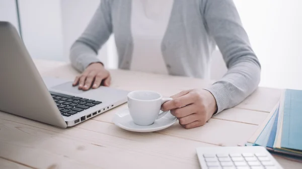 Femme travaillant avec un ordinateur portable — Photo