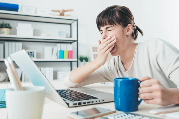 Ofis masa başında çalışan yorgun kadın — Stok fotoğraf