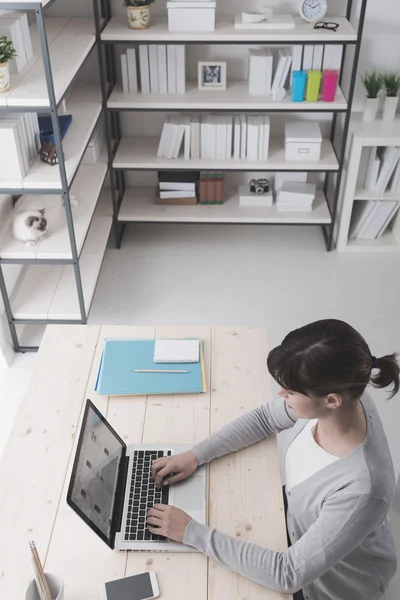 Businesswoman working with a laptop — Stock Photo, Image