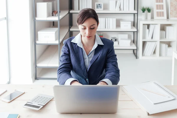 Jungunternehmerin arbeitet — Stockfoto