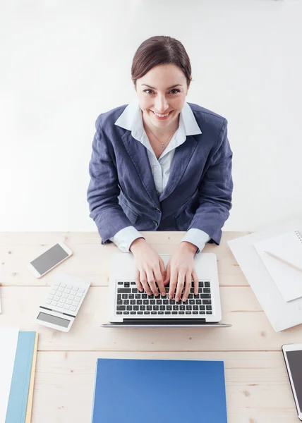 Geschäftsfrau arbeitet am Schreibtisch — Stockfoto