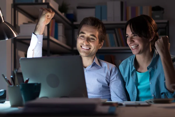 Happy winning couple — Stockfoto