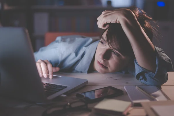 Frau arbeitet am Schreibtisch — Stockfoto