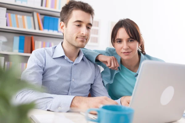 Casal usando computador — Fotografia de Stock