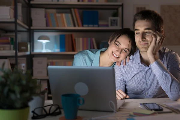 Щаслива пара використовує ноутбук — стокове фото