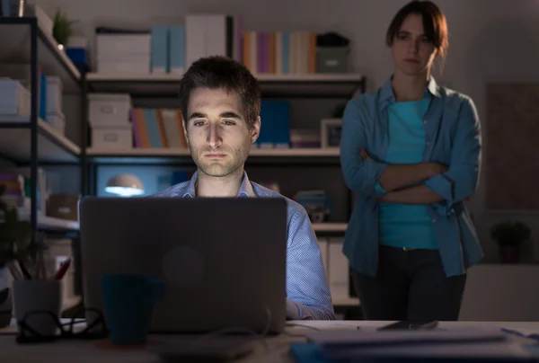 Woman staring at  husband — Stock Photo, Image