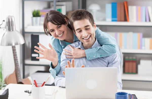 Coppia a casa utilizzando un computer portatile — Foto Stock