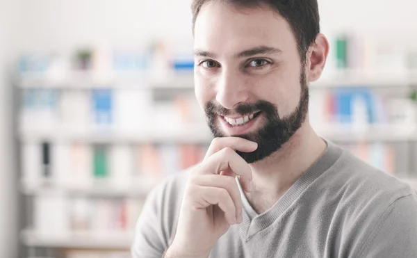 Nachdenklich schöner Mann posiert — Stockfoto