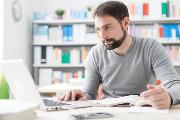 Uomo che studia un libro — Foto Stock