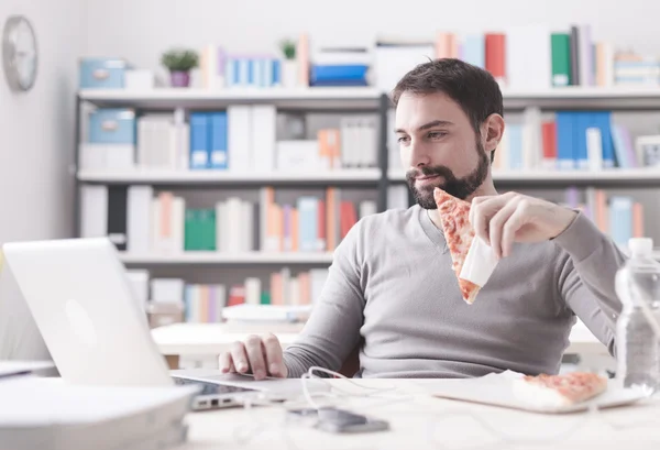 Man met een lunchpauze — Stockfoto