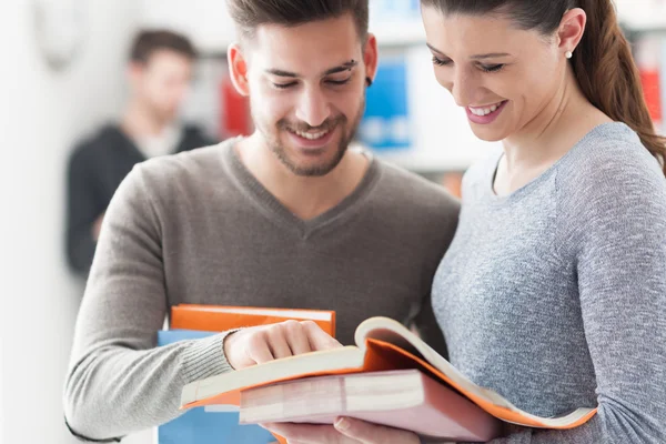 Compañeros de escuela con libros — Foto de Stock