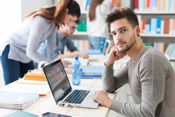 Studenti, dělá domácí práce a studium — Stock fotografie