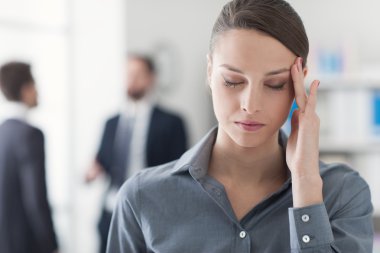 bir baş ağrısı sahip ofis çalışanı,
