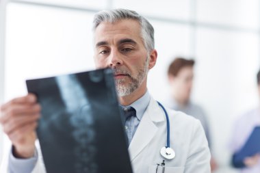 Bir hastanın x-ray inceleyerek radyolog