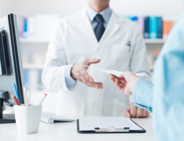 Tıbbi reçete veren müşteri