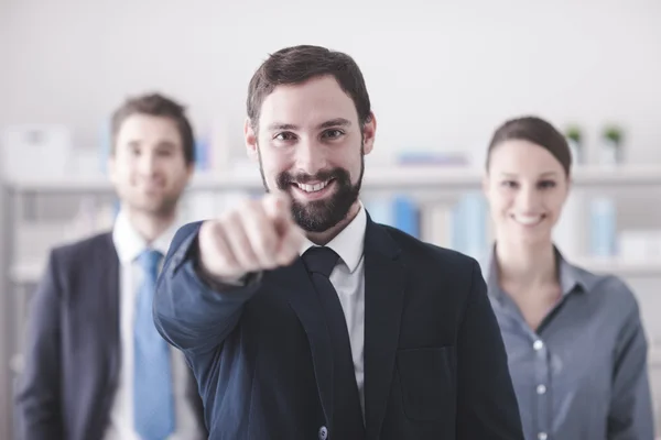 Hombre de negocios confiado señalando —  Fotos de Stock