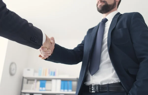 Zakelijke mensen schudden handen — Stockfoto