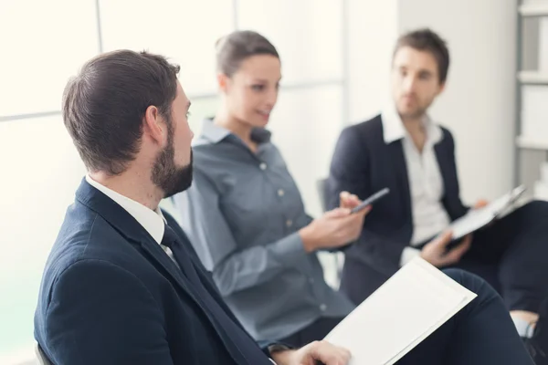 Geschäftsleute bei einem Meeting — Stockfoto