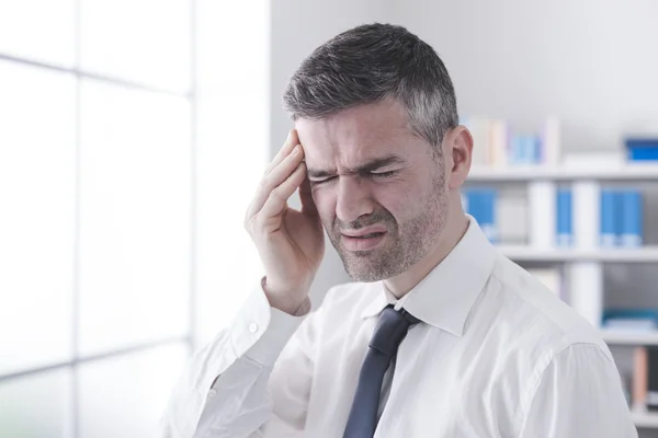 Empresario con dolor de cabeza — Foto de Stock