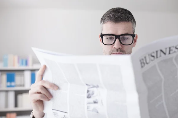 Selbstbewusster Geschäftsmann beim Zeitungslesen — Stockfoto