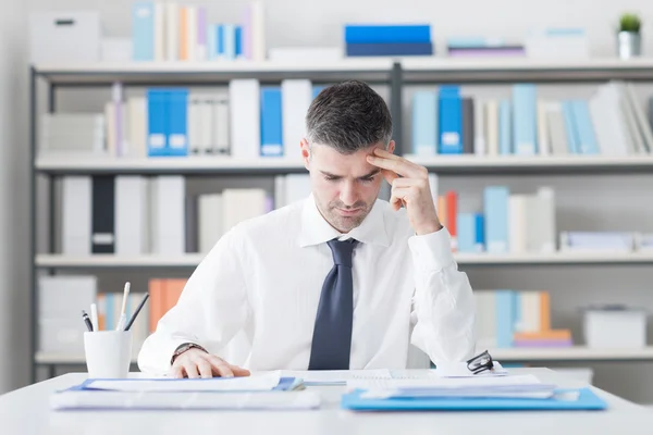 Empresario leyendo papeleo — Foto de Stock