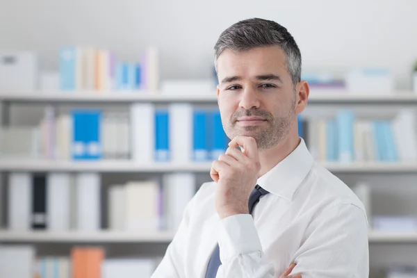 Selbstbewusster Geschäftsmann in seinem Büro — Stockfoto