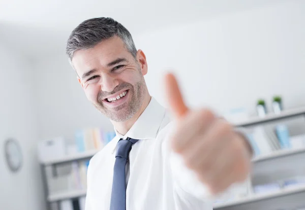 Vrolijke zakenman met duim omhoog — Stockfoto