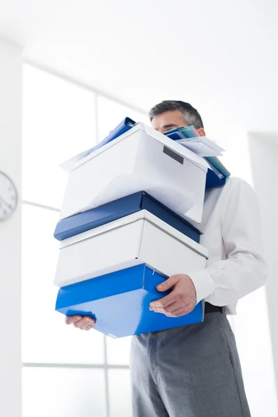 Frustrado empresario llevando cajas — Foto de Stock