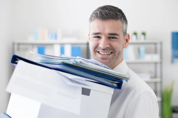 Zufriedene Büroangestellte, die Kisten trägt — Stockfoto