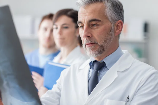 Medizinisches Team im Krankenhaus — Stockfoto