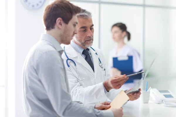 Medico esaminando una radiografia e indicando — Foto Stock