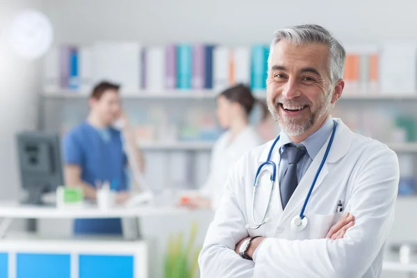 Sonriente médico posando —  Fotos de Stock