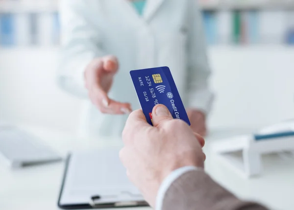 Man shopping på apoteket — Stockfoto