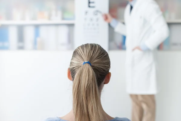 Mujer examinando su ojo — Foto de Stock