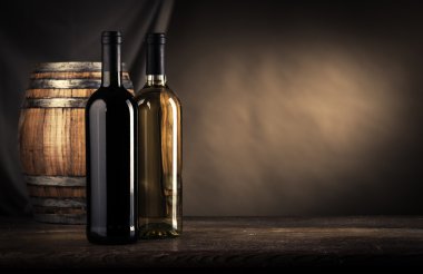 kırmızı ve beyaz şarap şişeleri