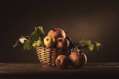 sepet içinde olgunlaşmış meyve