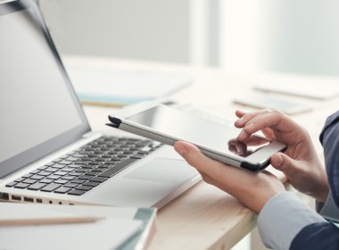 iş kadını dijital tablet kullanma