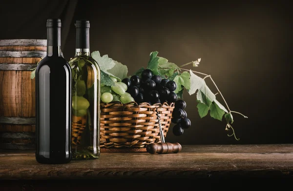 Garrafas de vinho, barril e uvas — Fotografia de Stock