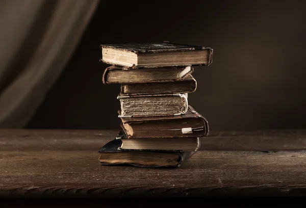 Libri antichi su un vecchio tavolo — Foto Stock