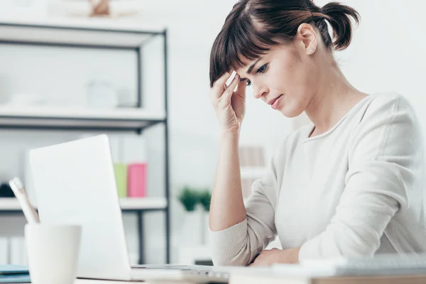 Mujer cansada con un dolor de cabeza fuerte — Foto de Stock