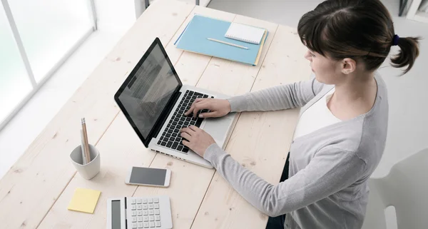 Empresária trabalhando com um laptop — Fotografia de Stock