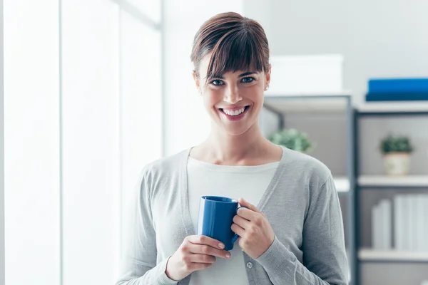 Mujer sosteniendo una taza — Foto de Stock